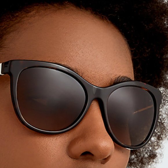 Lightly used Burberry Tortoise frame sunnies - Picture 6 of 6